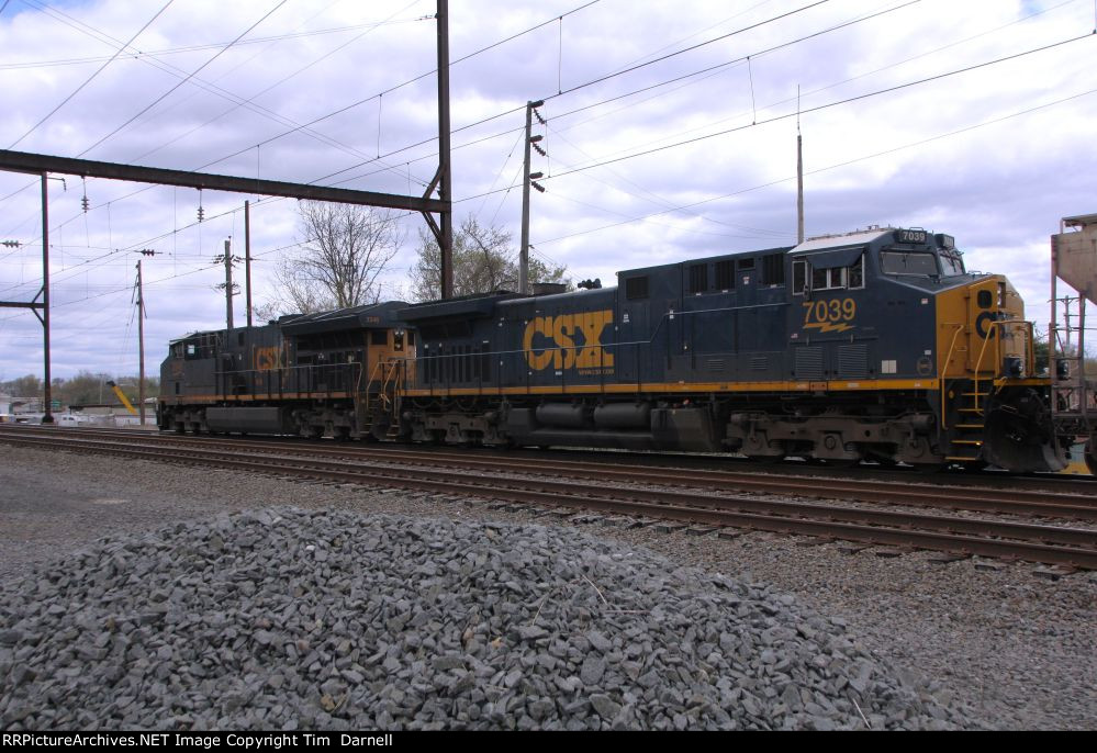 CSX 7039 on M404